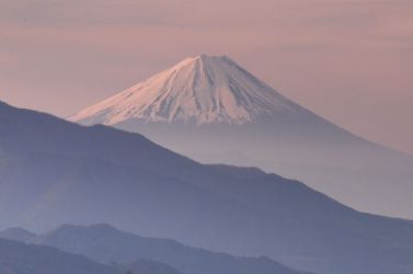 5月12日 清里高原から朝もやに浮かぶ富士。