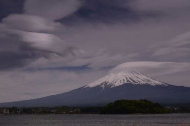 5月12日 河口湖から見えた傘雲の富士