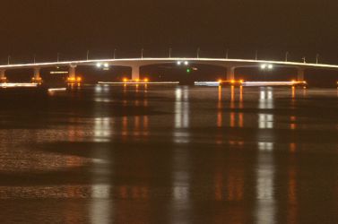 花火大会の夜、和倉温泉から見る能登島大橋